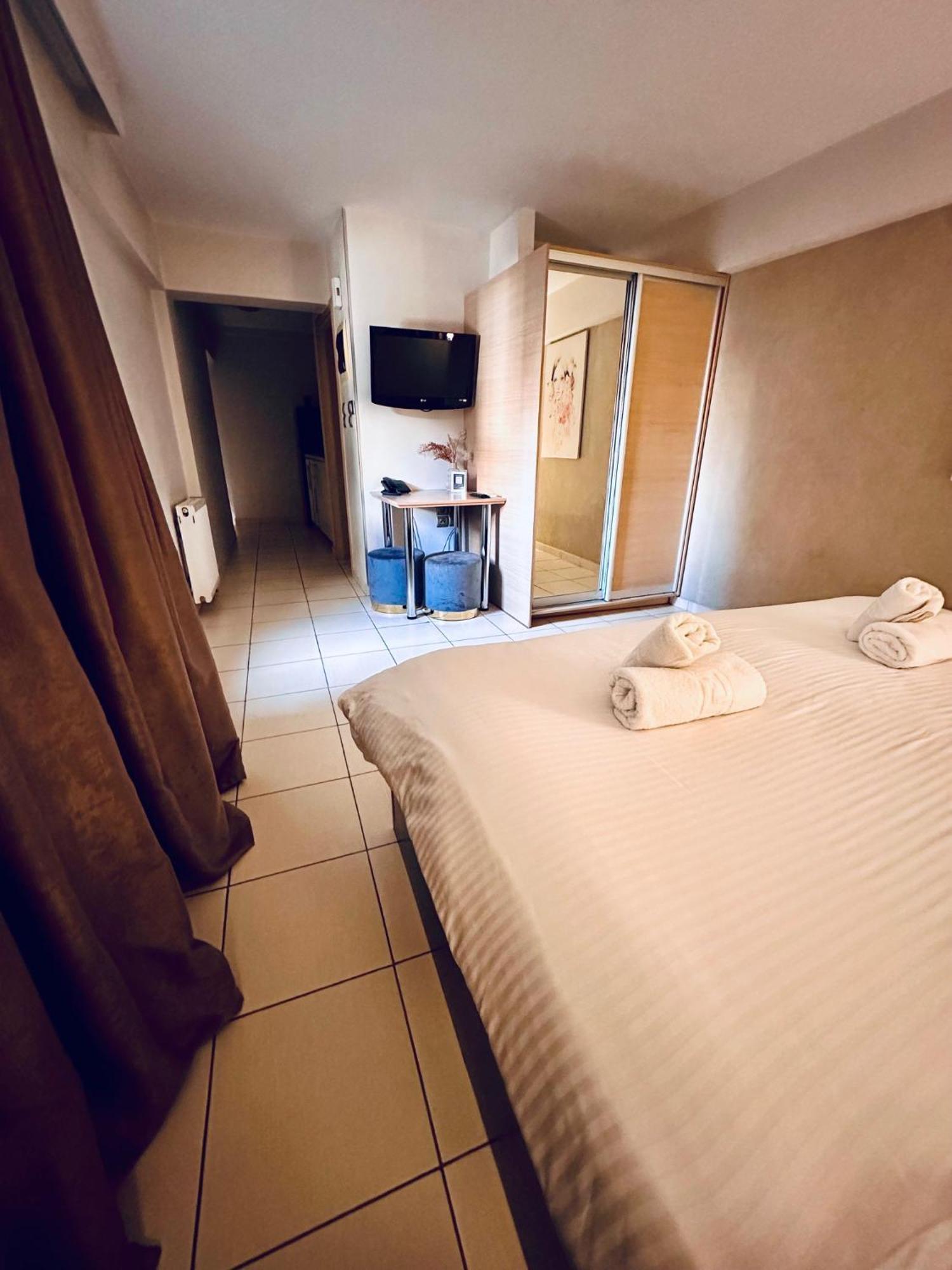 Mc Queen Rooms & Apartments Athena Bagian luar foto