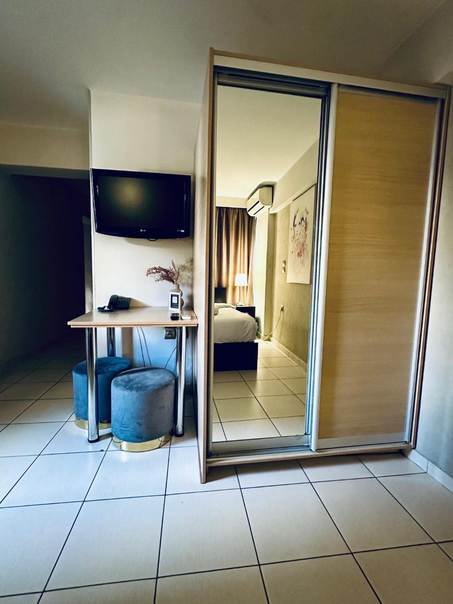 Mc Queen Rooms & Apartments Athena Bagian luar foto