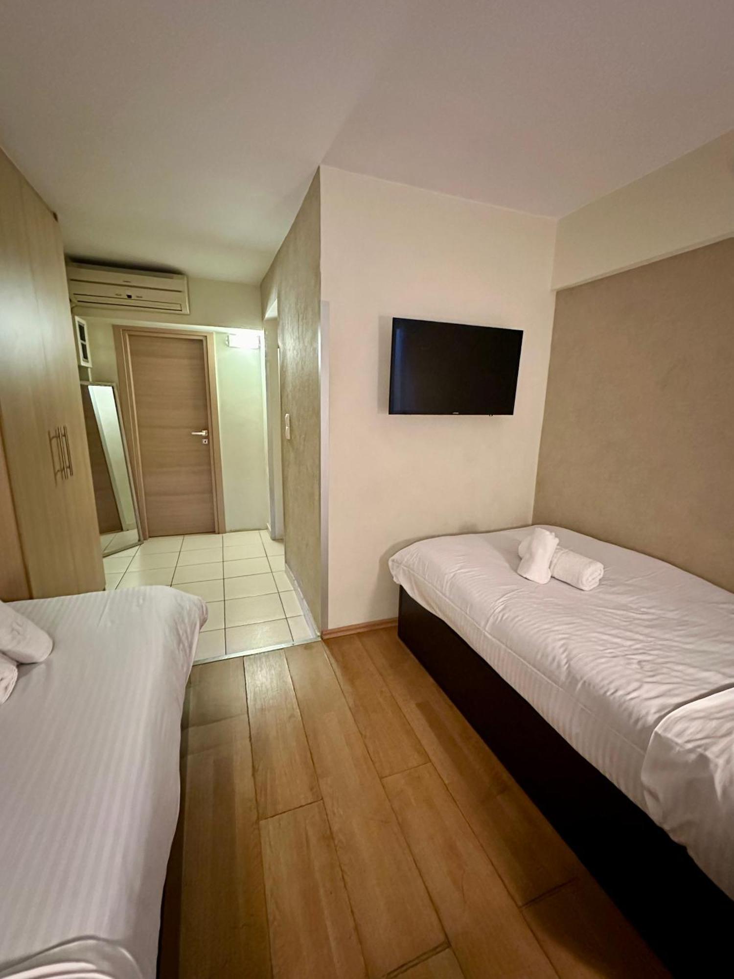Mc Queen Rooms & Apartments Athena Bagian luar foto